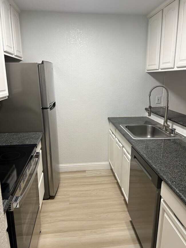 Foto del edificio - GATED COMMUNITY, OPEN FLOOR PLAN, GRANITE COUNTERTOPS, IN UNIT WASHER & DRYER, POOL, and MORE!!!