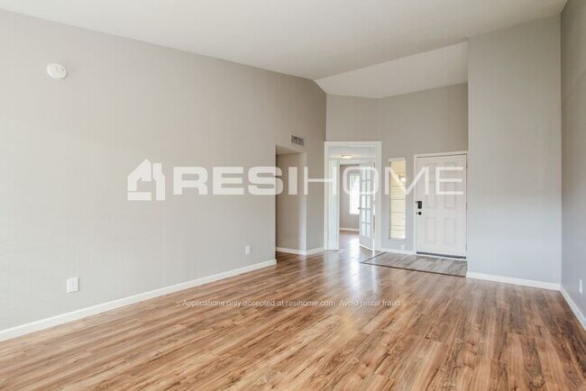 Building Photo - 4837 W Commonwealth Pl