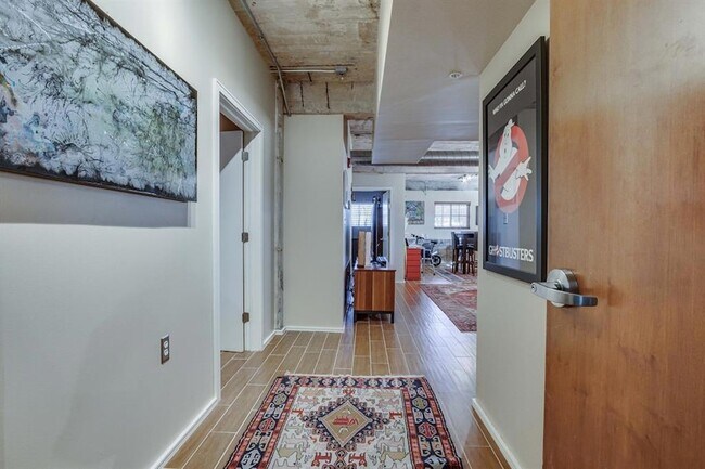 Building Photo - 1209 N Harvey Ave