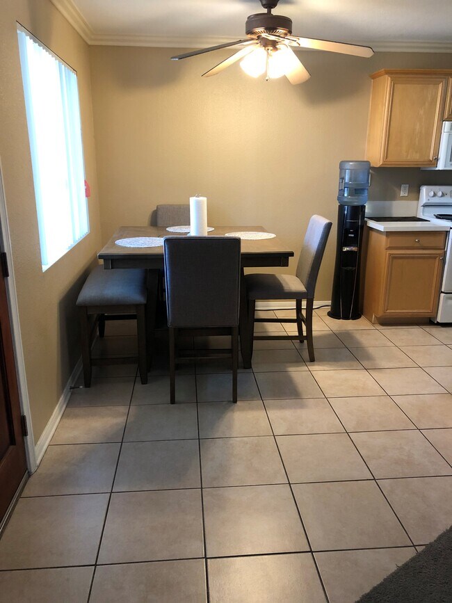 Área de comedor 2 - 2041 E Grand Ave