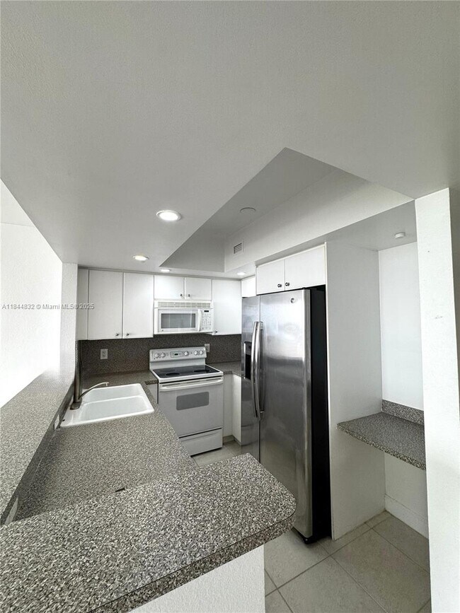 Foto del edificio - 5600 Collins Ave