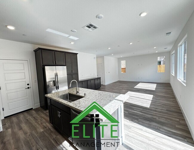 Foto del edificio - Spacious 4-Bedroom Home in Prime Folsom Lo...