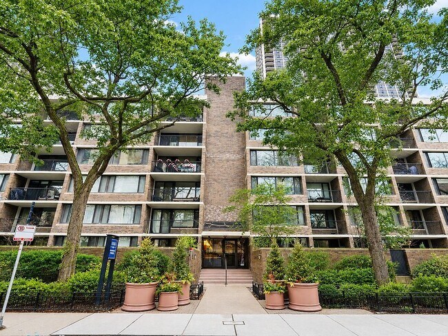 Foto del edificio - 1555 N Sandburg Terrace