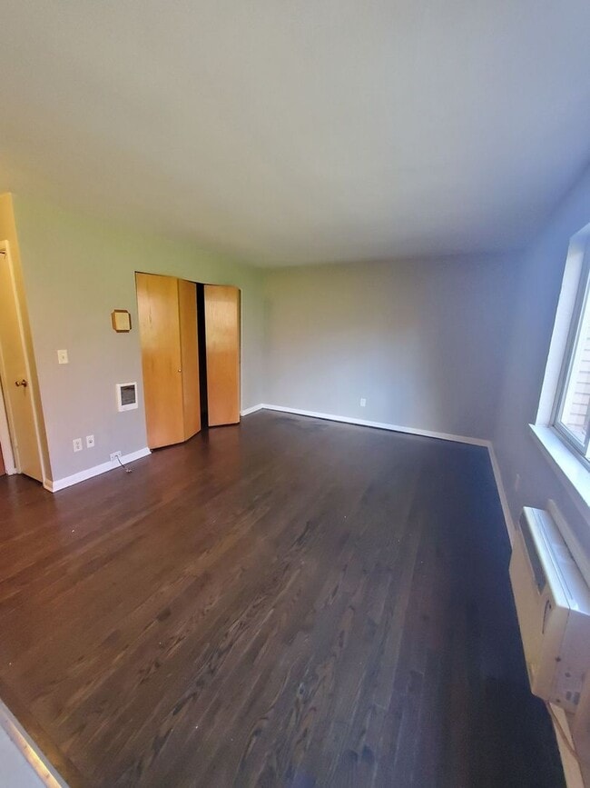 Building Photo - 2448 W Kilbourn Ave