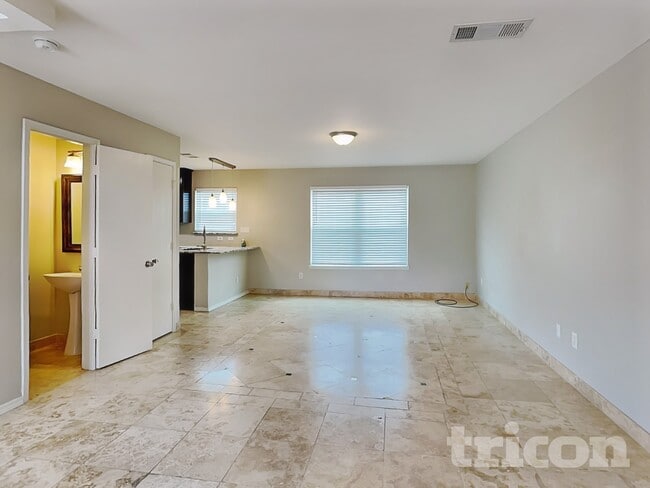 Building Photo - 637 Aqua Dr