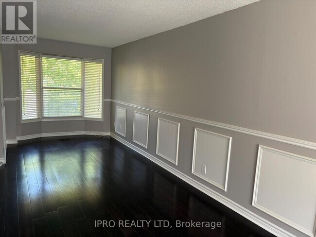 Building Photo - 3255 Anderson Crescent