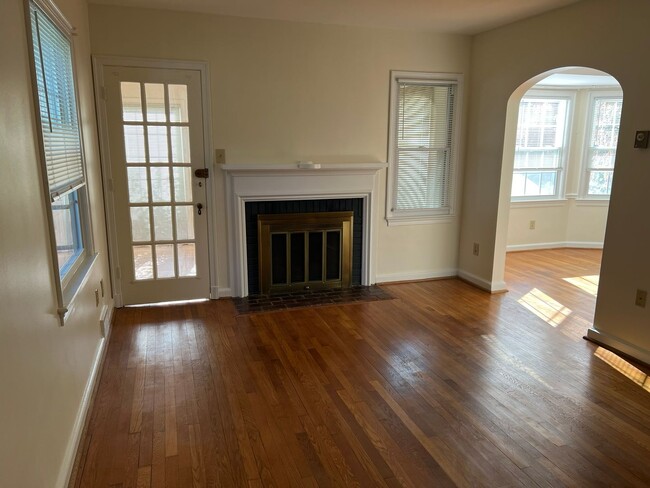 Building Photo - Lovely Home with Two Car Detached Garage