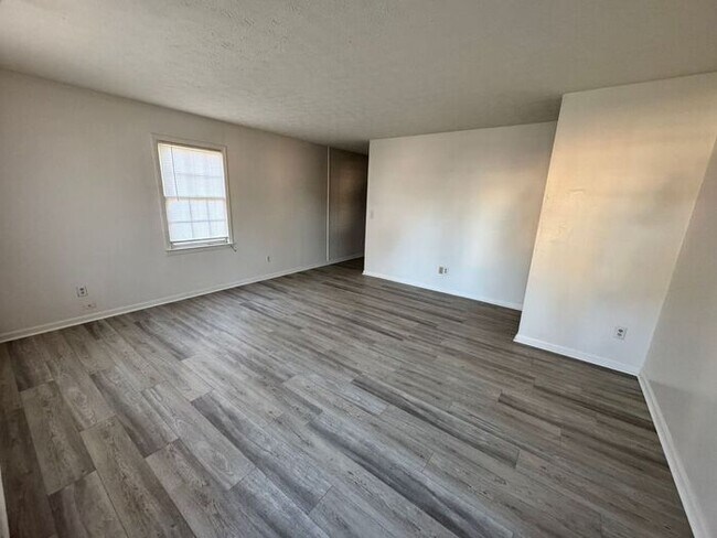 Foto del edificio - READY NOW!!! Beautiful brick front 2 bedroom 1 bath ranch duplex!
