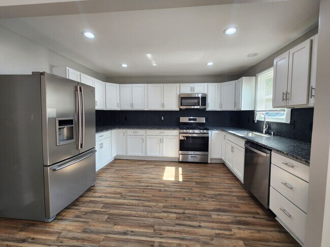 Building Photo - 4 Bedroom, 3 Bath Ranch in the heart of Mo...