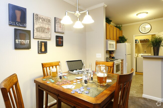 Comedor con vista a la cocina - Randolph Pointe @ Fort Bragg