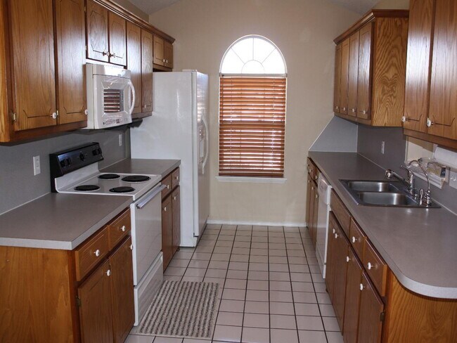 Building Photo - House Located Minutes From Park, School & Restaurants!