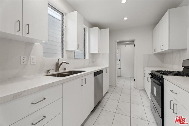 Building Photo - 207 S Reeves Dr