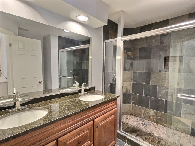 Baño principal - 7700 Lafayette Forest Dr