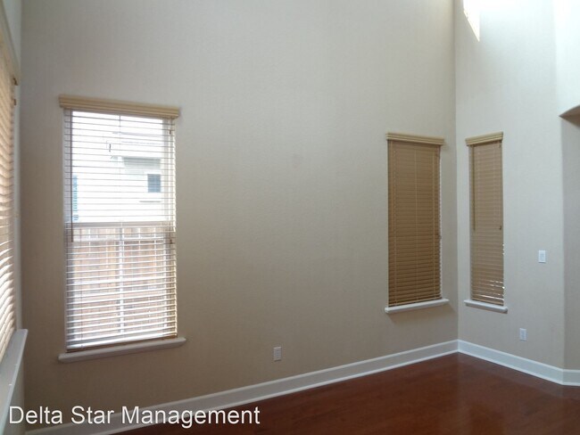 Foto del edificio - 5 br, 3 bath House - 1123 MONTAGUE LN