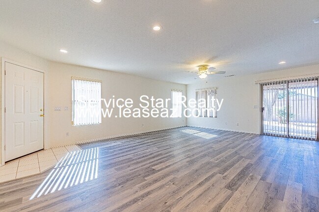 Building Photo - 16456 N 137th Dr