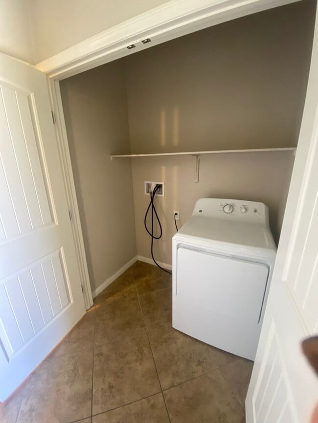 Foto del edificio - Spacious 4-Bed, 3-Bath Home in Southwest L...