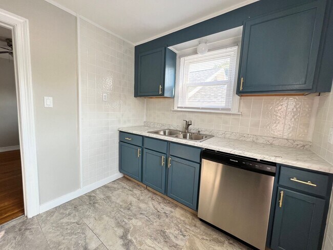 Foto del edificio - 3 bedroom available for a move very soon!