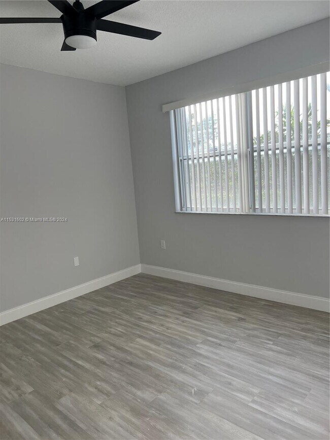Building Photo - 6440 NW 114th Ave
