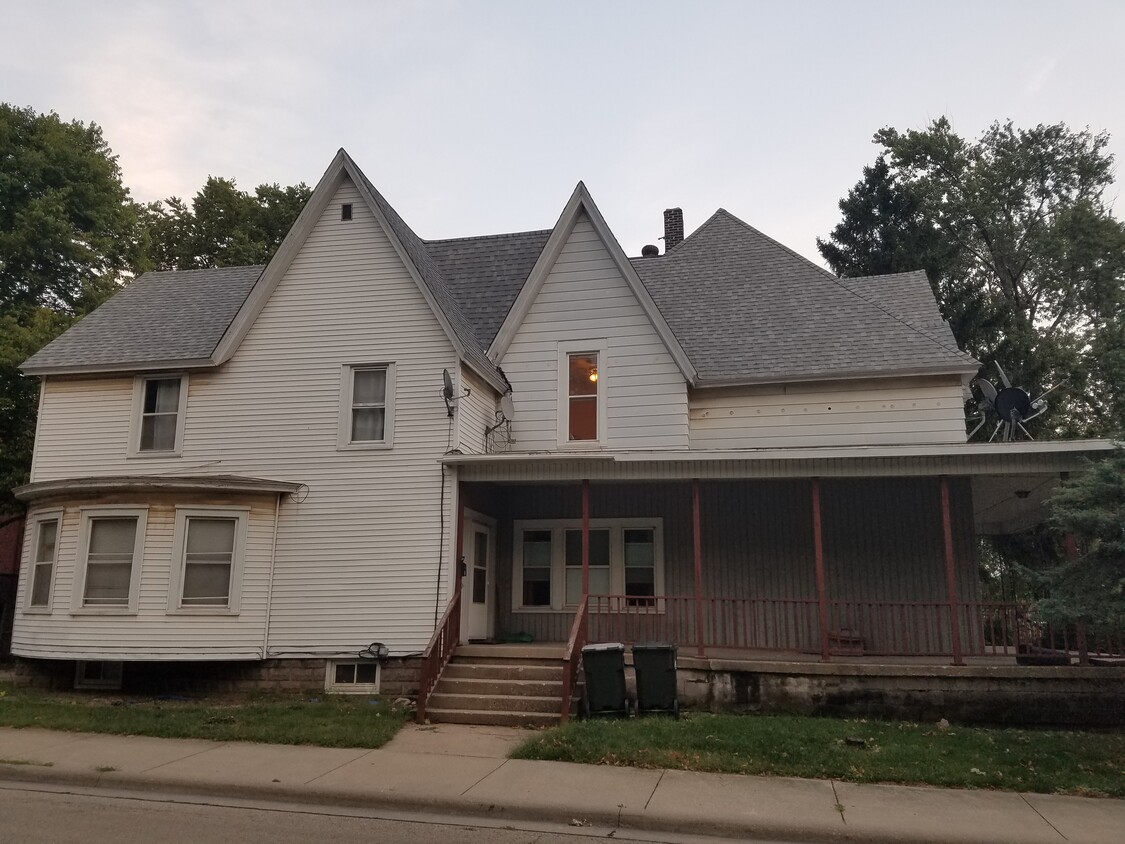 810 W 3rd St, Sterling, IL 61081 Townhouse for Rent in Sterling, IL