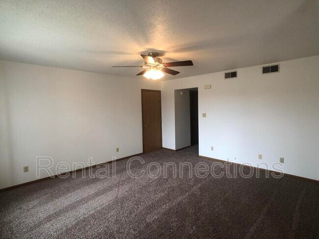 Foto del edificio - 500 E College St