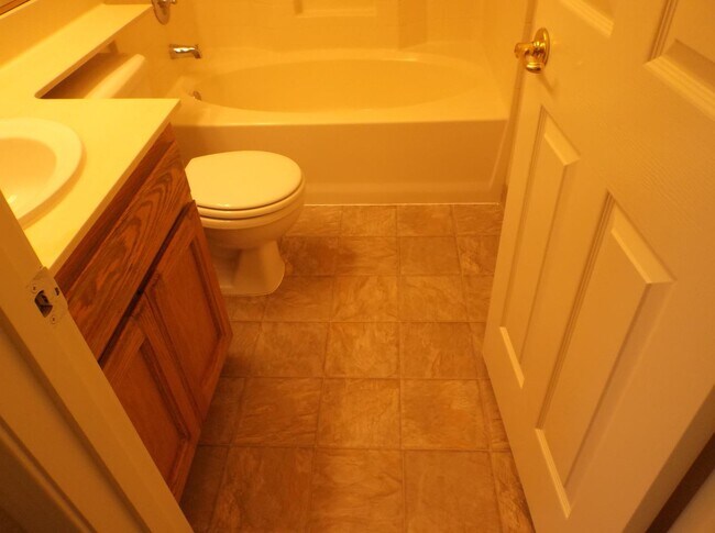 Foto del edificio - Spacious 3-Bedroom Rental Near Schools & Shopping