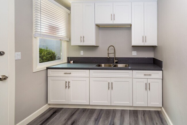 Building Photo - Fully Renovated 1 bedroom Apartment! 1/2 o...