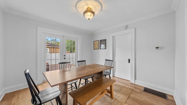 Building Photo - 720 1/2 West Woodlawn Avenue-SI ID1271939P