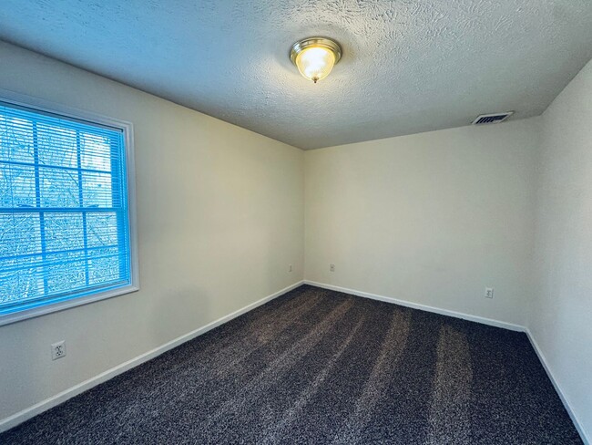 Building Photo - 412 Three Creeks Ct