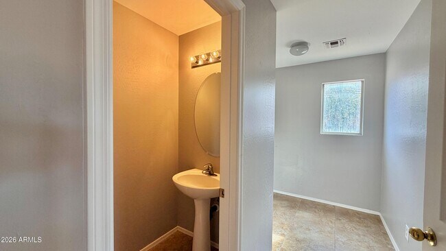 Foto del edificio - 18850 N Toledo Ave