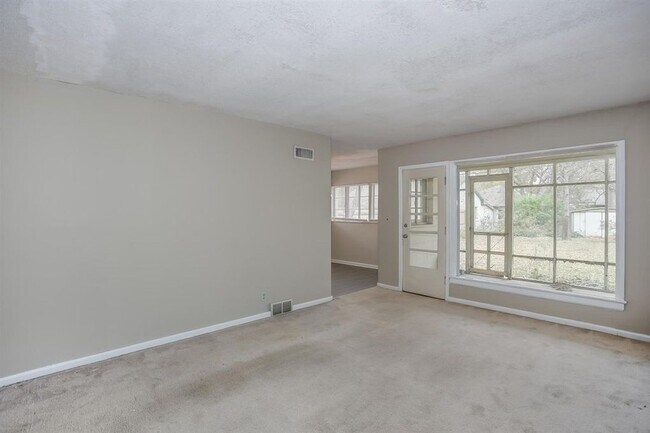 Building Photo - 1542 N Salina Ave
