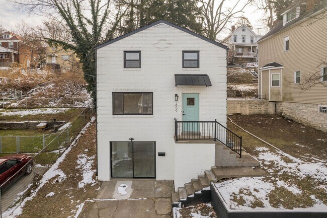 Building Photo - Ready for move in! Check out this RENOVATED 3 bedroom in BROOKLINE! UNBEATABLE LOCATION!