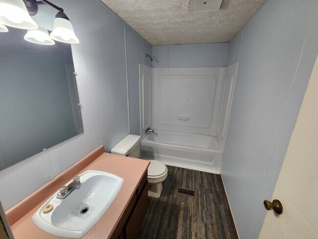 Foto del edificio - 491 Chapman Rd