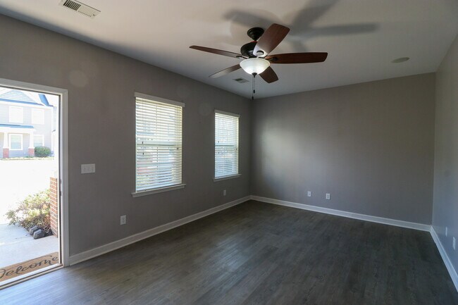 Foto del edificio - 215 Favorite Dr