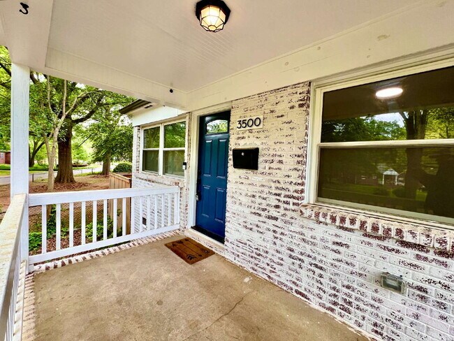 Foto del edificio - Welcome home to this charming house located near the heart of Charlotte, NC.
