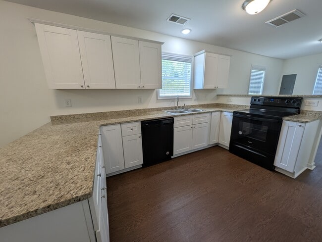 Building Photo - 426 W 4th St