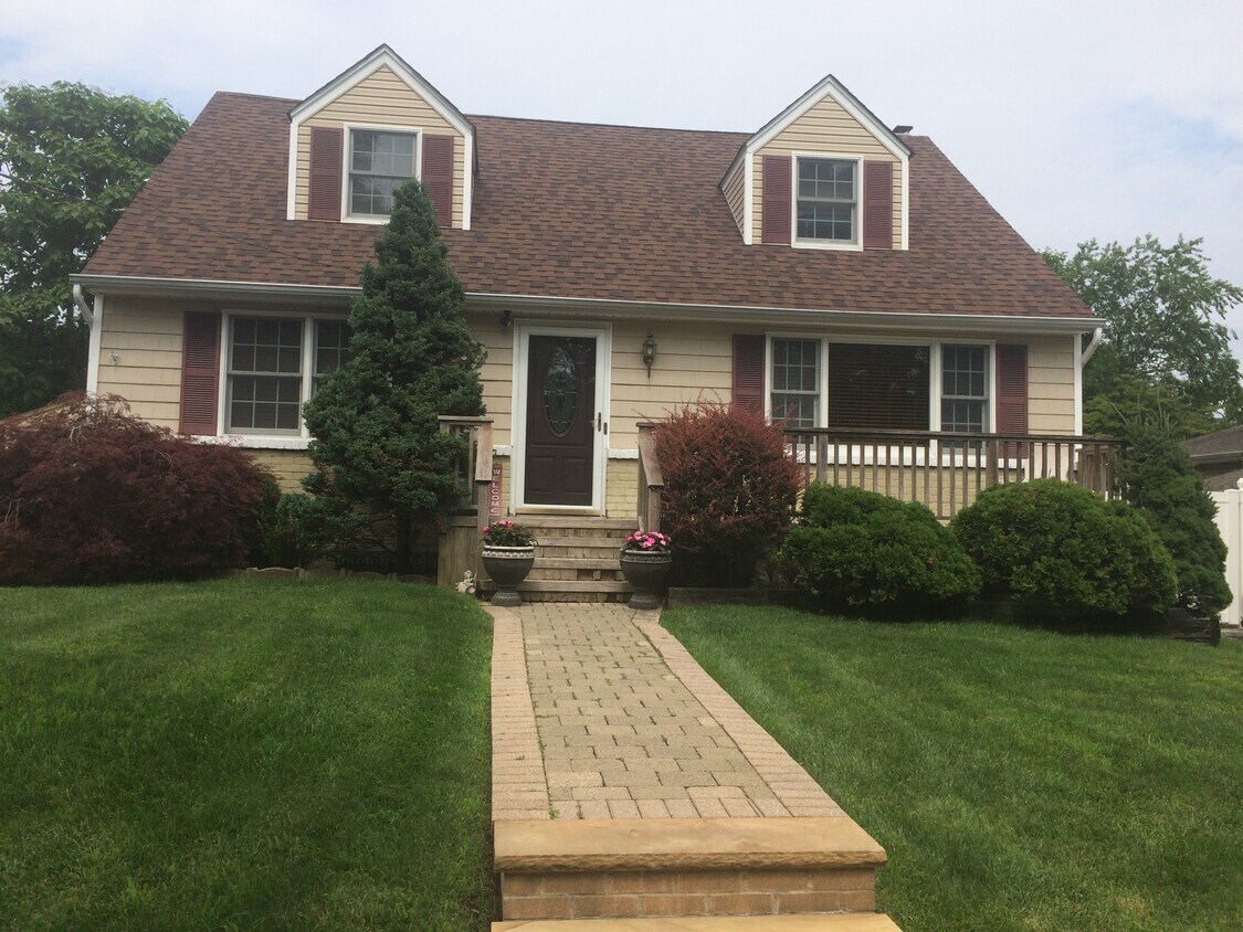 60 Dix Hills Rd, Huntington, NY 11743 House Rental in Huntington, NY