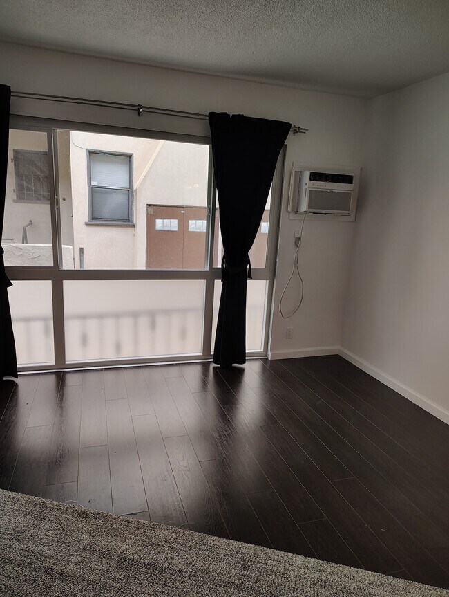 Ventanas del salón - 1217 S Orange Grove Ave