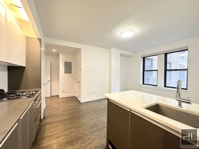 Building Photo - KING SIZE 1 bedroom 1 bathroom with washer and dryer.