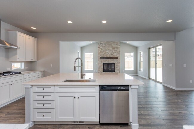 Foto del edificio - Exceptional 4-Bedroom Home with Dual Fireplaces, Main Level Master Suite, and Spacious Basement -...