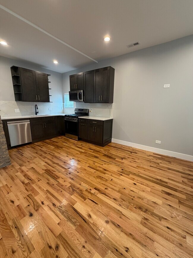 Building Photo - 2221 W 21st Pl