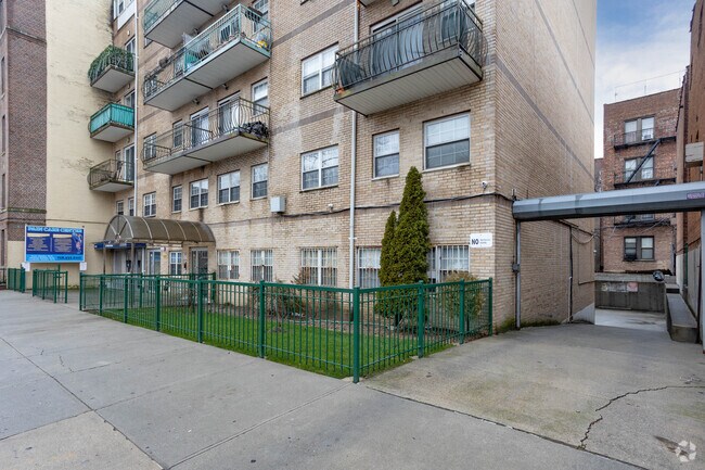 Building Photo - 1642 W 9th St