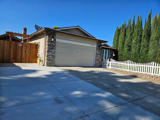 Building Photo - 978 Walnut Dr