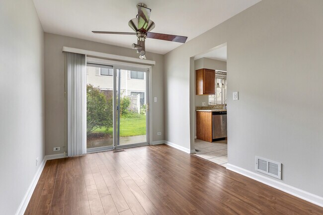 Building Photo - 744 Lakeview Point