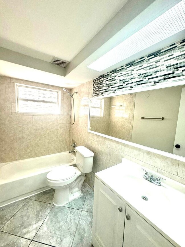 Building Photo - 2/2 Single-family home AVAILABLE NOW!