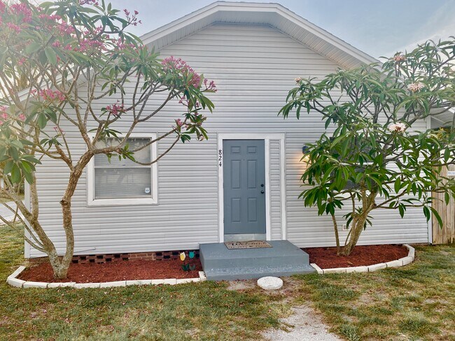Foto del edificio - 824 Rosery Rd NW
