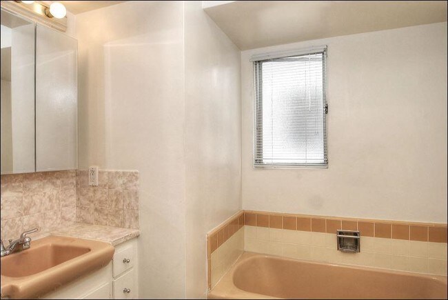 Foto del edificio - 204 S Arnaz Drive Apts.