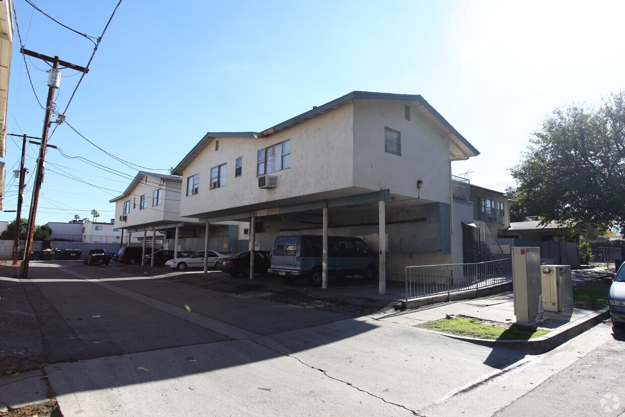 Foto principal - 20755-20765 Vanowen St