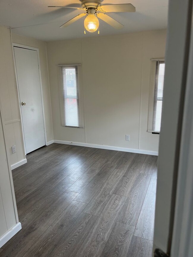 Building Photo - Comfortable, Open, & Central Location