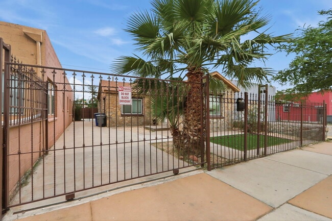 Building Photo - 1310 E San Antonio Ave