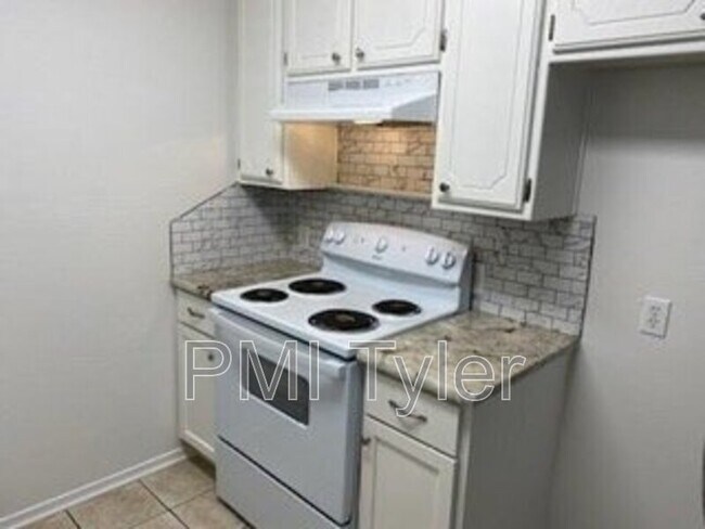 Foto del edificio - 16150 Shoshone Dr